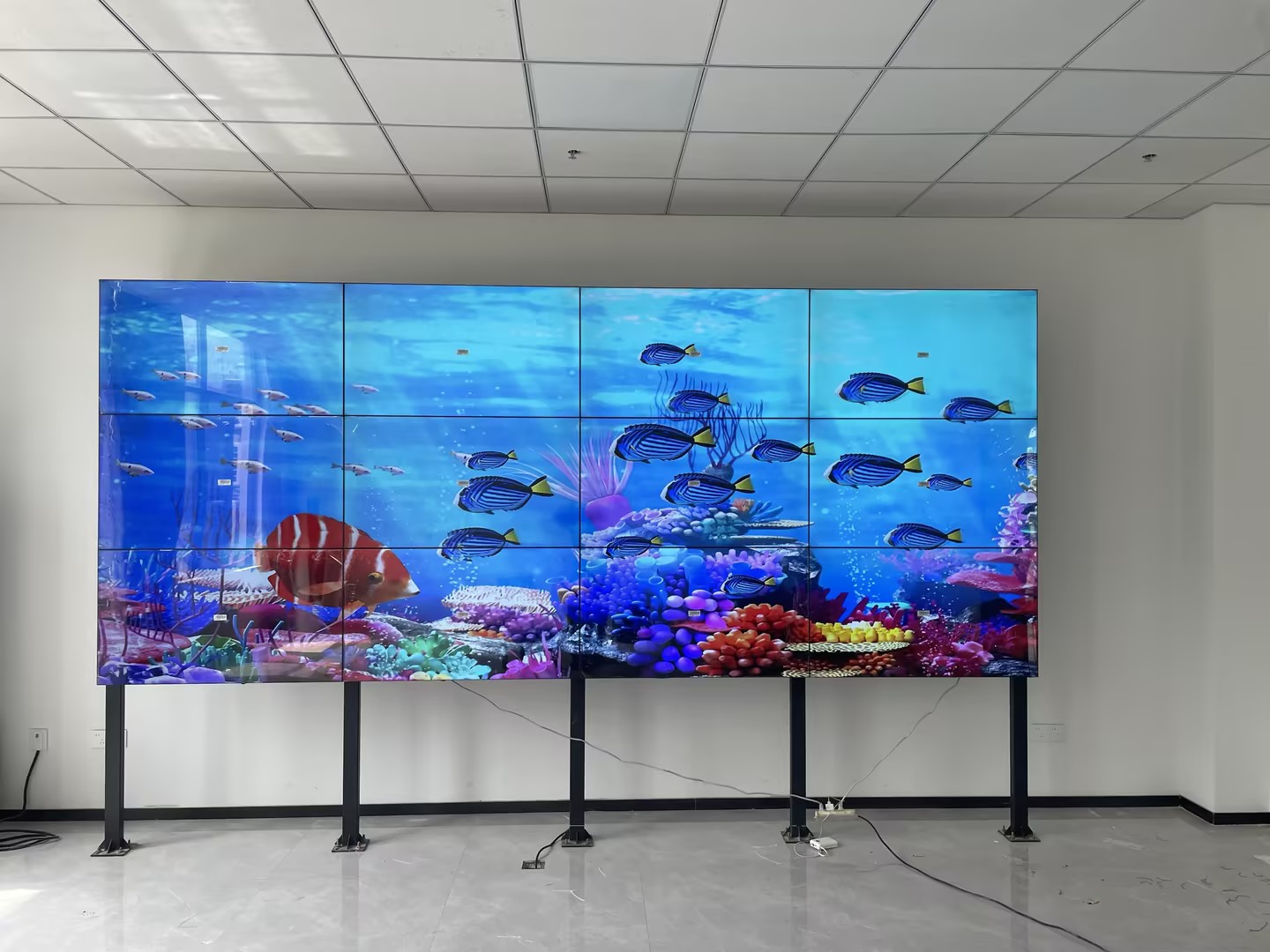 55寸3*4拼接屏落地支架安裝完成！